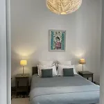 Alojamento de Acomodação e Pequeno-almoço Belle Au Coeur De ,petit Dejeuner, Jardin Et Bassin